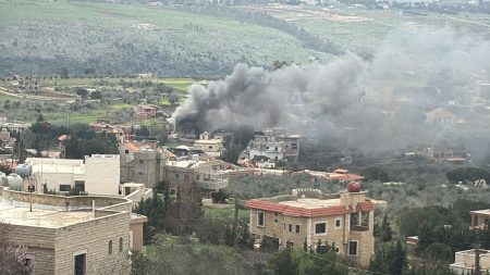 بالصورة- استهداف سيارة في بلدة تبنين